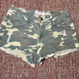 Hot Kisscamo green army print size 1 frayed distressed denim short shorts cutoff